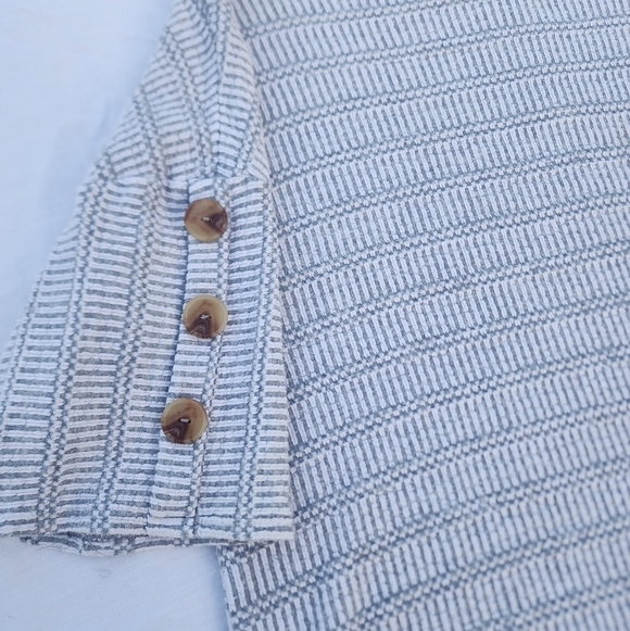 Super soft and comfortable side button short sleeve by gyft. Size medium - Picture 4 of 8